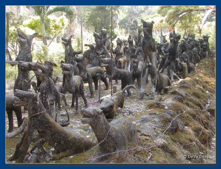 Sala Kaew Ku statues 20031224-04